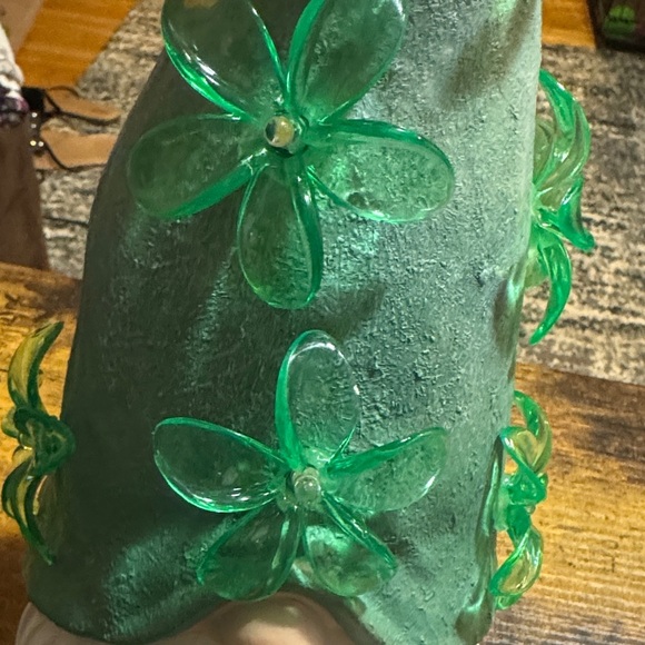 Garden Gnome with Green solar LED Hat - Picture 9 of 9